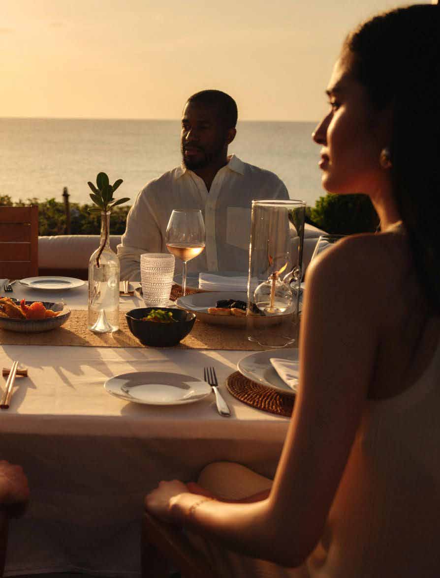 Cena al atardecer frente al mar con invitados