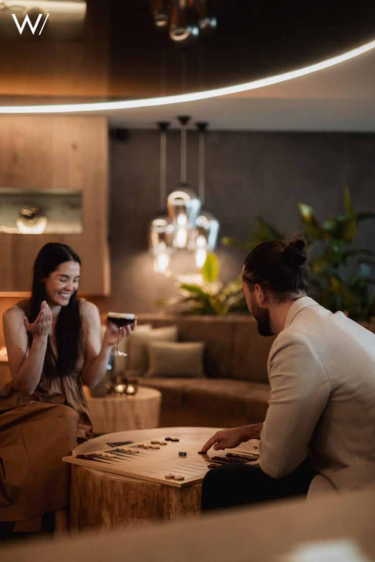 Invitados conversando en un lounge cálido