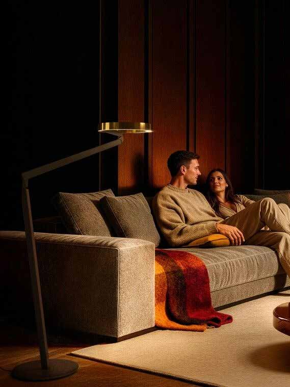Pareja conversando en una sala de diseño