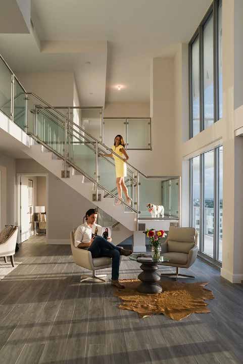 Sesión lifestyle en una doble altura con escalera de cristal