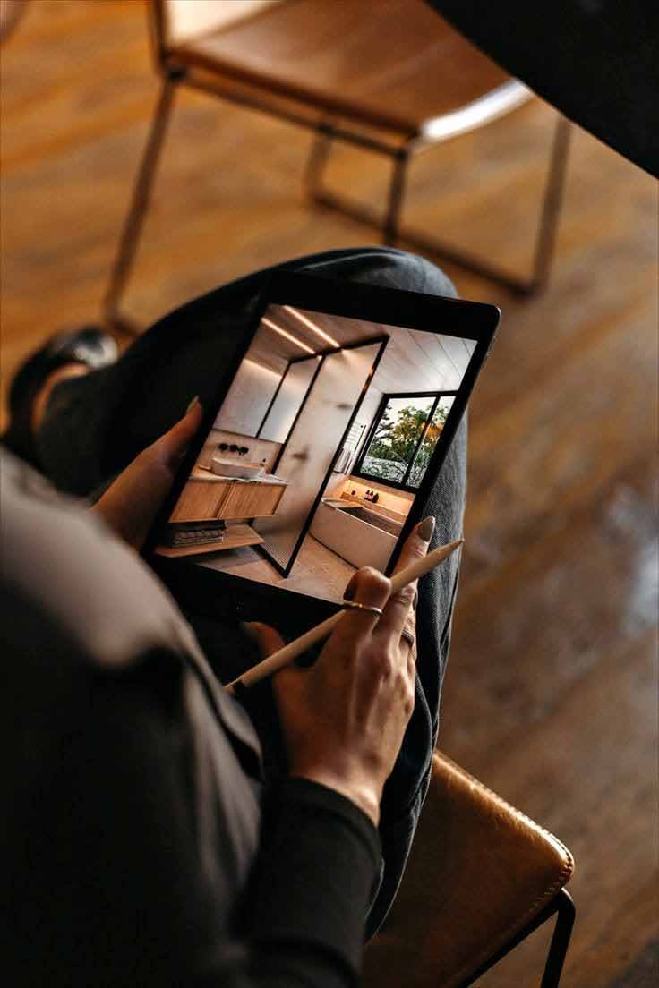 Revisión de fotografías de interiores en una tableta