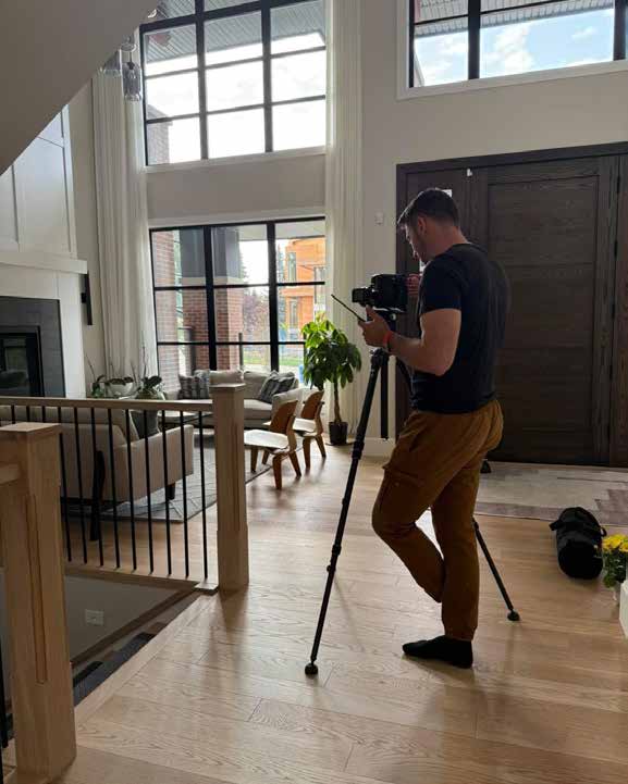 Videógrafo grabando el interior de una residencia